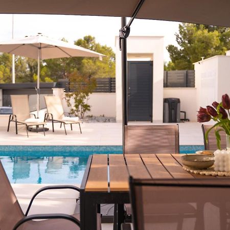 Amberes Apartment, A Stylish Villa'S Independent Downstairs Apartment With Private Swimming Pool And Terrace ポロップ エクステリア 写真