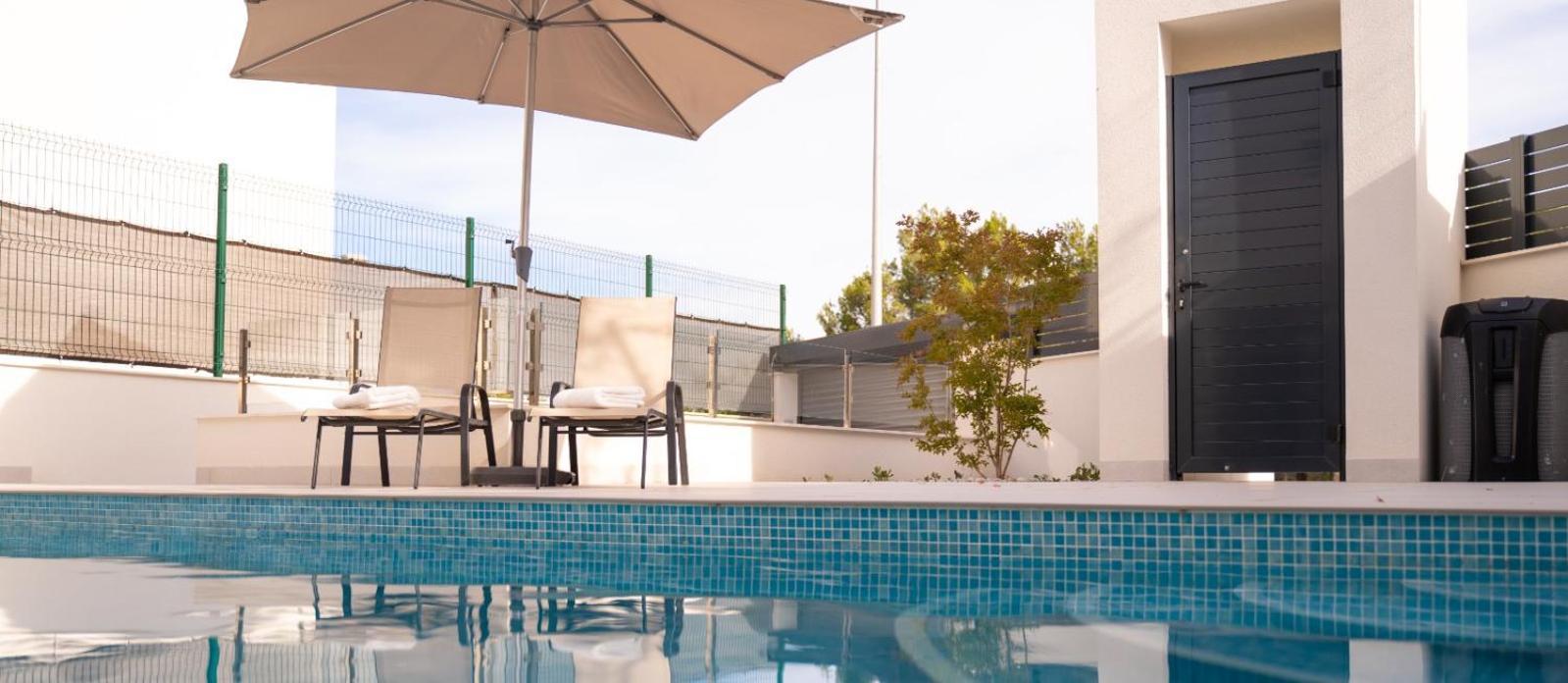 Amberes Apartment, A Stylish Villa'S Independent Downstairs Apartment With Private Swimming Pool And Terrace ポロップ エクステリア 写真